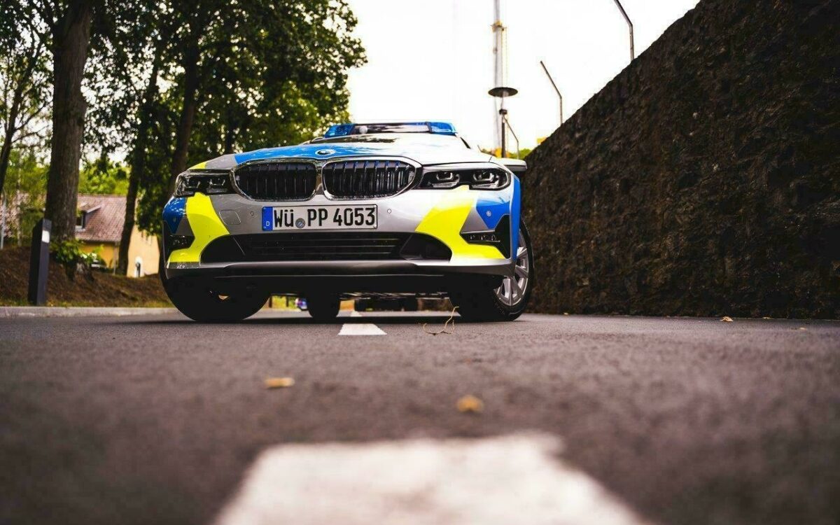 Polizei im Einsatz Polizeiauto Blaulicht Straßenrand im Vordergrund eine Straßenmarkierung Polizei im Einsatz Polizeiauto Blaulicht Straßenrand im Vordergrund eine Straßenmarkierung
